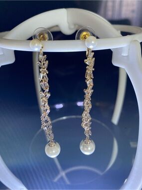 Jade Oí Studio-  Gold-Tone Crystal Chain Drop Earrings with White Pearls